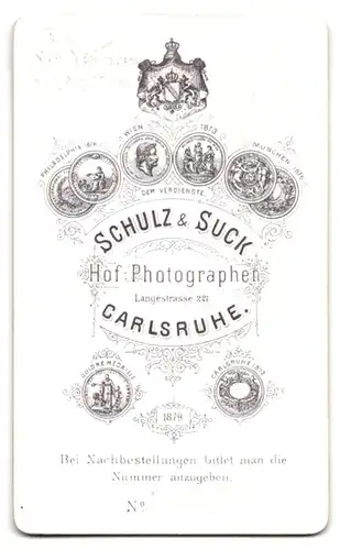 Fotografie Schulz & Suck, Karlsruhe, Langestrasse 227, Portrait Elegante Frau mit Fächer und Halsband im Rüschenkleid