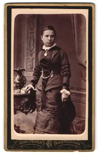 Fotografie Georg Ferner, Kaiserslautern, Alleestrasse 3, Portrait Elegante Dame mit Schmuck in gepufftem Kleid