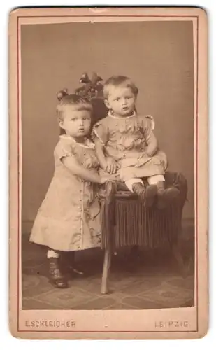 Fotografie E. Schleicher, Leipzig, Portrait kleines Mädchen im Kleid und Kleinkind