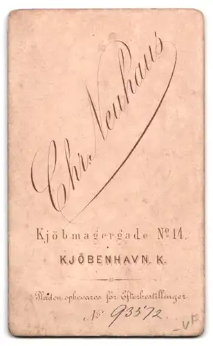 Fotografie Chr. Neuhaus, Kjöbenhavn-K., Kjöbmagergade 14, Portrait süsses Kleinkind im Wollkleid