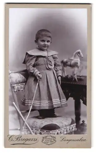 Fotografie C. Bregazzi, Langensalza, Portrait kleines Mädchen im Matrosenkleid
