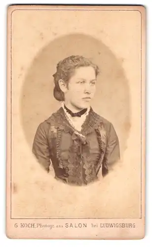 Fotografie G. Koch, Ludwigsburg, Brustportrait junge Dame im hübschen Kleid