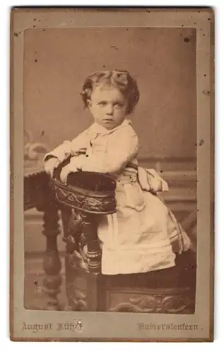 Fotografie August Kühn, Kaiserslautern, Maxplatz, Portrait kleines Mädchen im modischen Kleid