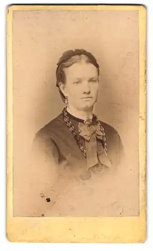 Fotografie A H. Burdorf, Hildesheim, Neue Osterstrasse 10, Portrait junge Dame mit Kragenbrosche