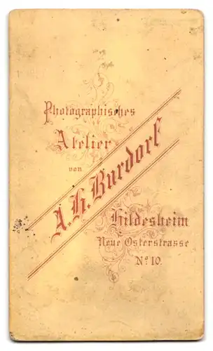 Fotografie A H. Burdorf, Hildesheim, Neue Osterstrasse 10, Portrait junge Dame mit Kragenbrosche