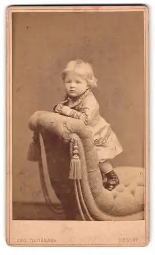 Fotografie Emil Tiedemann, Dessau, Akensche Strasse 4, Kind im Kleid steht auf dem Sessel