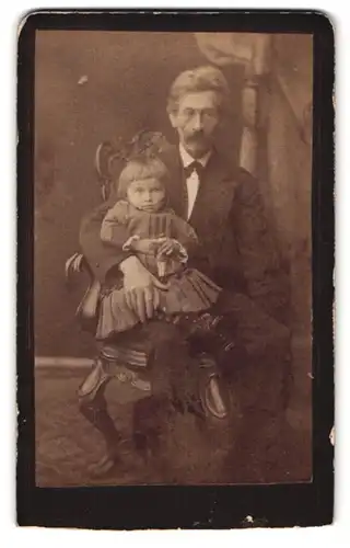 Fotografie I. Eichler, Ort unbekannt, der Grossvater mit seiner Enkelin