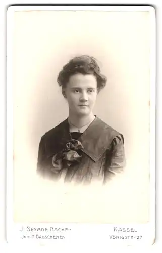 Fotografie J. Benade, Kassel, Königstrasse 27, junge Frau im Portrait