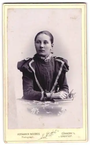 Fotografie Hermann Moebes, Cönnern a. S., Klosterstrasse 7a, junge Frau in Puffärmelkleid