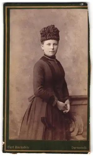 Fotografie Carl Backofen, Darmstadt, Riedeselstrasse 37, junges Fräulein in schlichten Kleidern