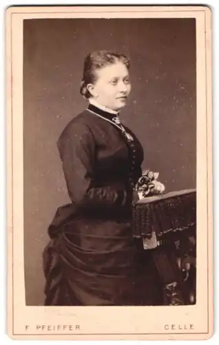 Fotografie F. Pfeiffer, Celle, Westcellerthorstrasse 15, bürgerliche Dame in tailliertem Kleid
