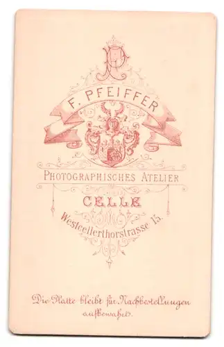 Fotografie F. Pfeiffer, Celle, Westcellerthorstrasse 15, bürgerliche Dame in tailliertem Kleid