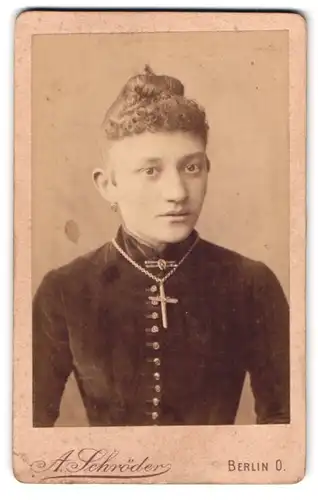 Fotografie A. Schröder, Berlin, Gr. Frankfurter Strasse 117, junge Christin im Portrait