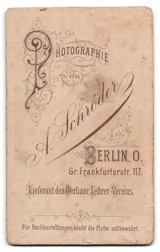 Fotografie A. Schröder, Berlin, Gr. Frankfurter Strasse 117, junge Christin im Portrait