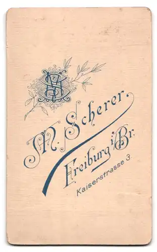 Fotografie M. Scherer, Freiburg i.Br., Kaiserstrasse 3, bürgerlicher Herr mit Hut und Gehstock