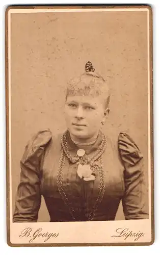 Fotografie B. Goerges, Leipzig, Töpferplatz, vollbusige Frau im Portrait