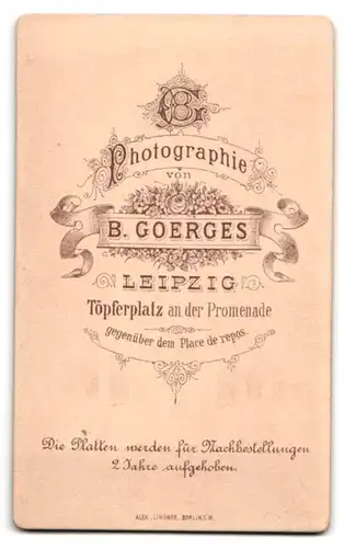 Fotografie B. Goerges, Leipzig, Töpferplatz, vollbusige Frau im Portrait