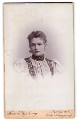 Fotografie Frau E. Vogelsang, Berlin-W, Lützowstrasse 77, Portrait junge Dame mit Spitzenkragen