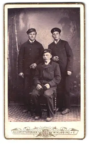 Fotografie V. C. Christoffersen, Nykjöbing p. F., Portrait drei modisch gekleidete Herren mit Schirmmützen