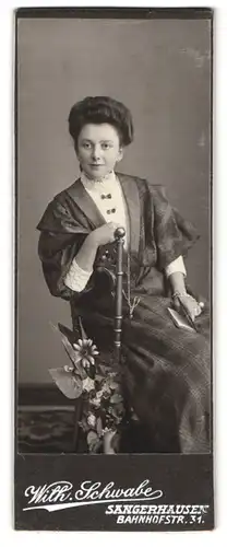 Fotografie Wilh. Schwabe, Sangerhausen, Bahnhofstrasse 31, Portrait modisch gekleidete Dame mit Büchlein