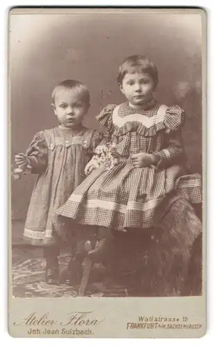 Fotografie Jean Sulzbach, Frankfurt a. M.-Sachsenhausen, Wallstrasse 15, Portrait zwei kleine Mädchen in Kleidern