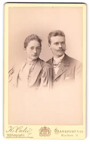 Fotografie Katharina Culié, Frankfurt a /M., Hochstrasse 32, Portrait junges Paar in modischer Kleidung