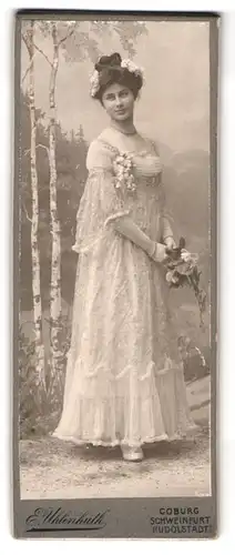 Fotografie E. Uhlenhuth, Coburg, Portrait junge Dame im hübschen Kleid