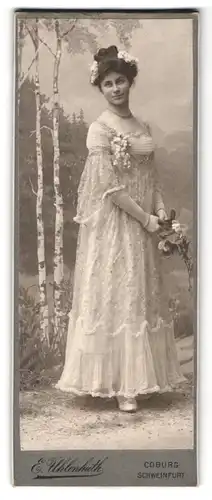 Fotografie E. Uhlenhuth, Coburg, Portrait junge Dame im hübschen Kleid