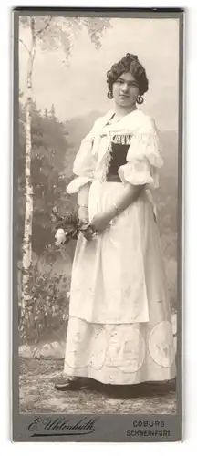 Fotografie E. Uhlenhuth, Coburg, Portrait junge Dame in zeitgenössischer Kleidung