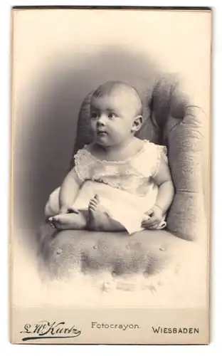 Fotografie L. W. Kurt, Wiesbaden, Portrait süsses Kleinkind im weissen Hemd