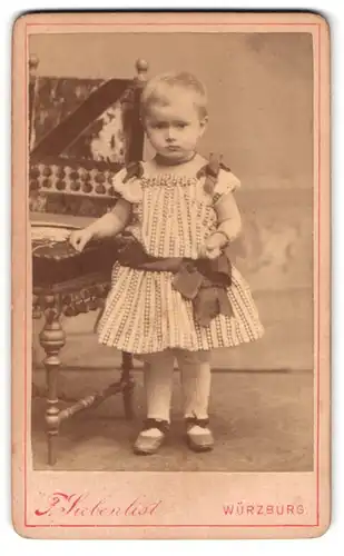 Fotografie F. Siebenlist, Würzburg, Portrait kleines Mädchen im modischen Kleid