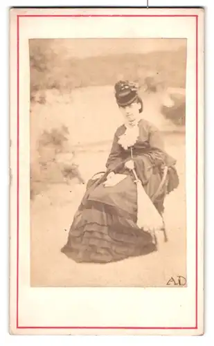 Fotografie unbekannter Fotograf und Ort, Junge Dame im Kleid mit Schirm