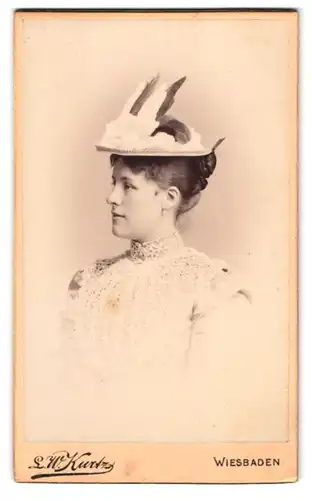 Fotografie L. W. Kurtz, Wiesbaden, Friedrichstrasse 4, Portrait junge Dame im Kleid mit Hut
