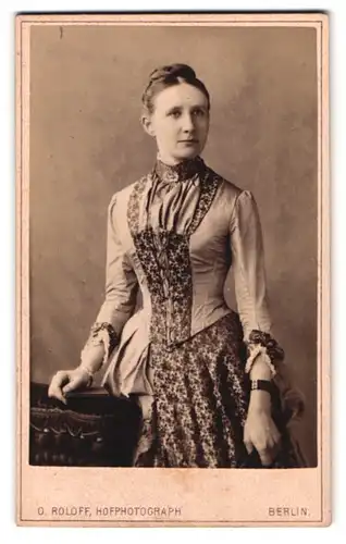 Fotografie O. Roloff, Berlin-W, Unter den Linden 24, Portrait junge Dame in zeitgenössischer Kleidung