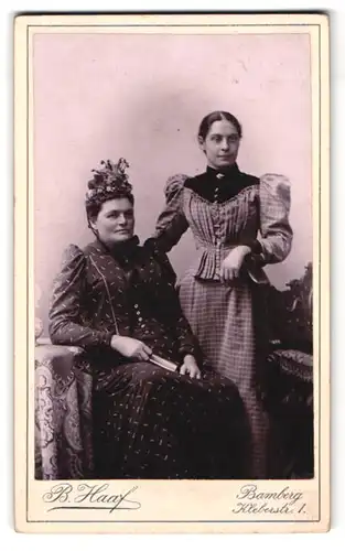 Fotografie B. Haaf, Bamberg, Kleberstrasse 1, Portrait zwei bürgerliche Damen in zeitgenössischer Kleidung