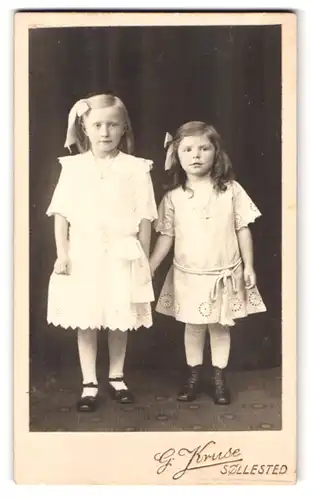Fotografie G. Kruse, Söllested, Portrait zwei kleine Mädchen in hübschen Kleidern