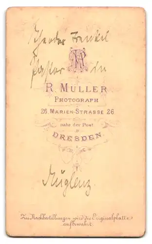 Fotografie R. Müller, Dresden, Marien-Strasse 26, Portrait älterer Herr im Anzug mit Backenbart