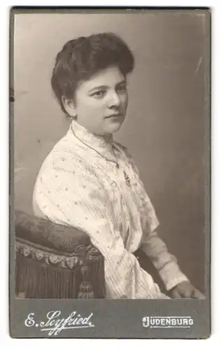 Fotografie E. Seyfried, Judenburg, Martiniplatz 2, Portrait junge Dame in hübscher Bluse