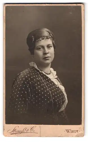 Fotografie Stauss & Co., Wien, Portrait junge Dame im gepunkteten Kleid