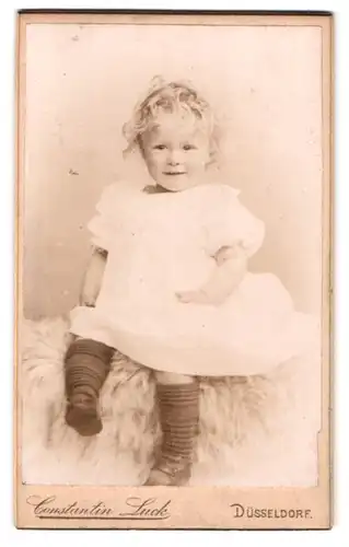 Fotografie Constantin Luck, Düsseldorf, Victoriastrasse 26, Portrait kleines Mädchen im weissen Kleid