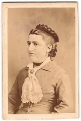 Fotografie August Ducrue, Landshut, Portrait bürgerliche Dame mit Flechtfrisur