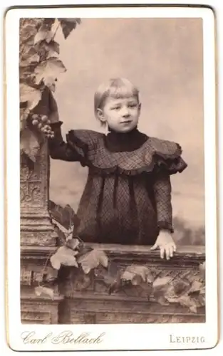 Fotografie Carl Bellach, Leipzig, Gellertstrasse 12 u. 14, Portrait kleines Mädchen im modischen Kleid