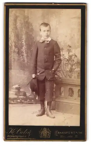 Fotografie Katharina Culié, Frankfurt a /M., Hochstrasse, Portrait kleiner Junge in modischer Kleidung