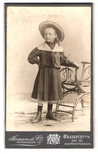 Fotografie Samson & Co., Frankfurt a. M., Zeil 46, Portrait kleines Mädchen in modischer Kleidung