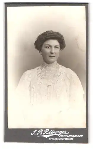 Fotografie J. B. Rottmayer, Berchtesgaden, Griessstätterstrasse, Portrait Frau mit Hochsteckfrisur im Spitzenkleid