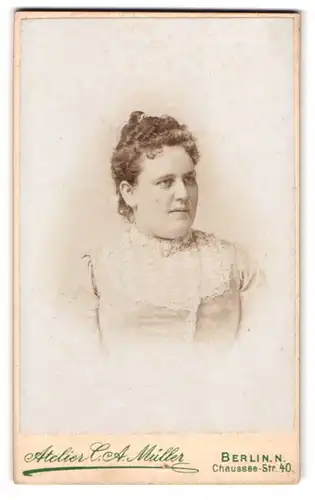 Fotografie C. A. Müller, Berlin, Chaussee-Str. 40, Portrait Korpulente Dame in verziertem Kleid