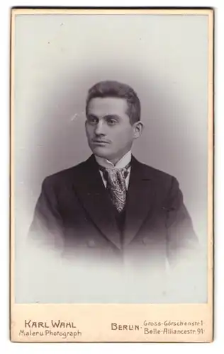 Fotografie Karl Wahl, Berlin, Grossgörschenstr. 1, Portrait Herr in elegantem Anzug mit Krawatte