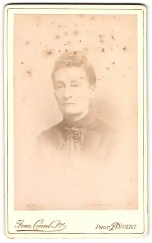 Fotografie J. van Crewel Jeune, Anvers, 48, Rue Pélican, Portrait Ältere Dame mit Hochsteckfrisur in elegantem Kleid