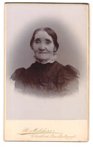 Fotografie R. Melchers, Charleroi, Rue Montigny 6, Portrait Ältere Dame in besticktem Spitzenkleid