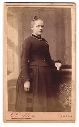 Fotografie H. O. Klein, Lahr i. B., Kaiserstrasse 69, Portrait Dame in tailliertem Kleid